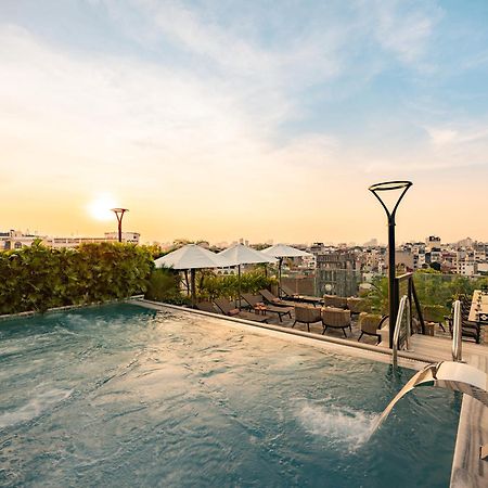 Grand Hotel Du Lac Hanoi Luaran gambar Rooftop pool at the hotel