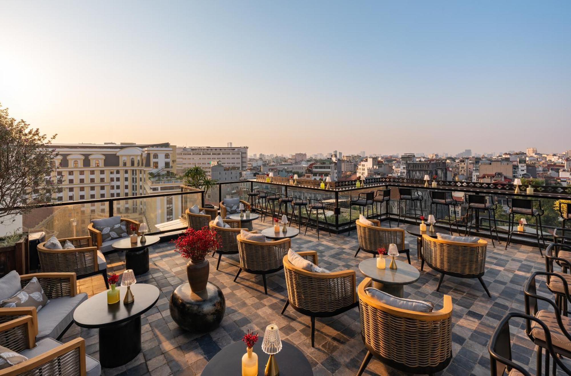 Grand Hotel Du Lac Hanoi Luaran gambar Rooftop bar at the hotel
