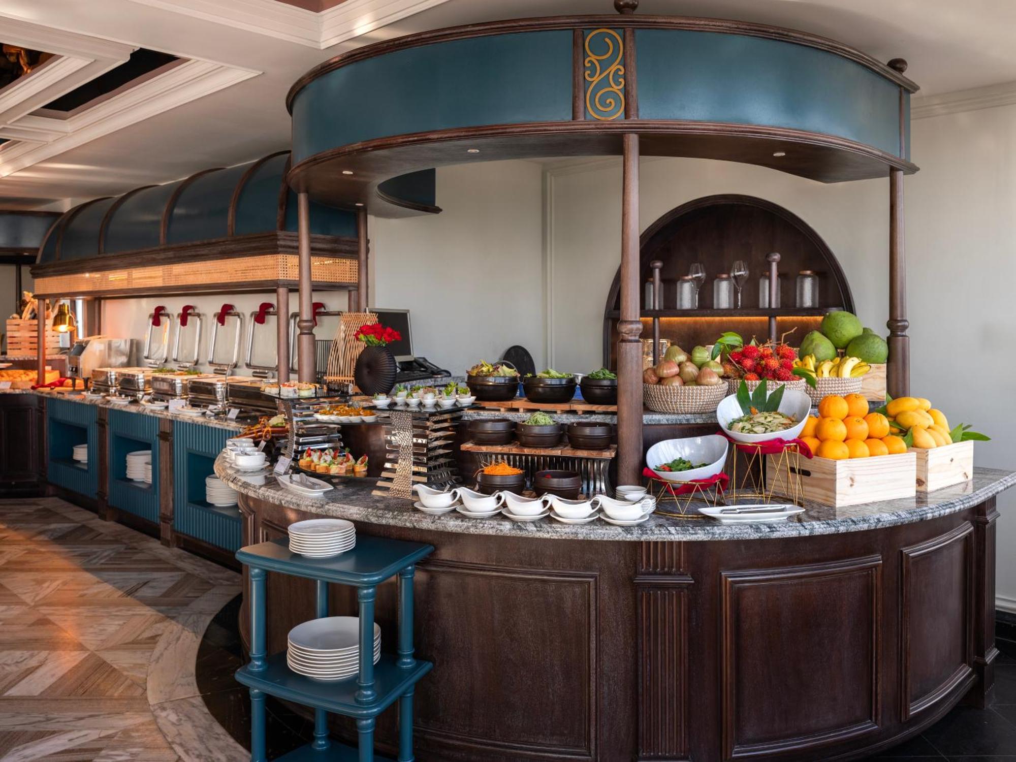 Grand Hotel Du Lac Hanoi Luaran gambar A buffet at a hotel