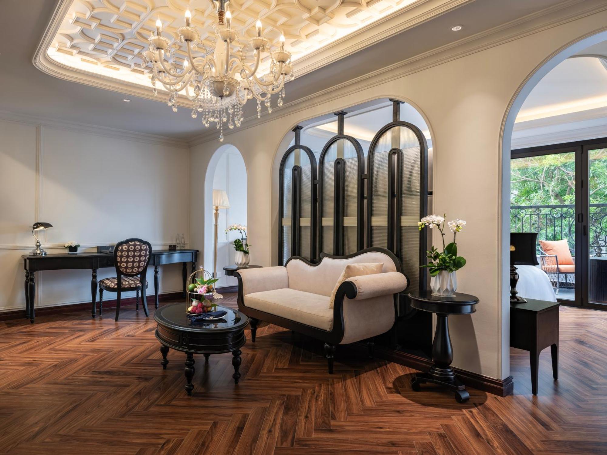 Grand Hotel Du Lac Hanoi Luaran gambar The living room of a suite at the Mandarin Oriental, Bangkok