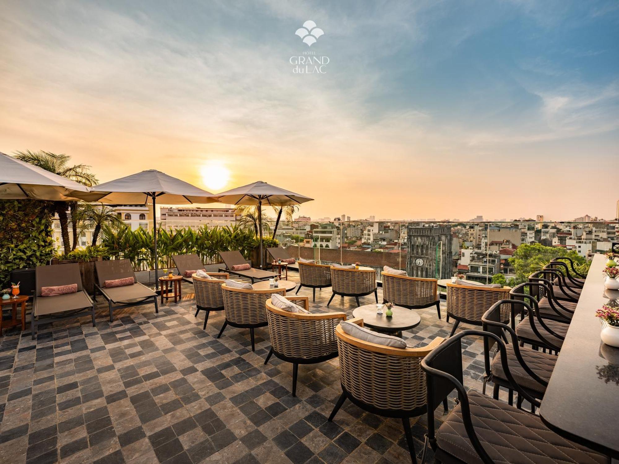 Grand Hotel Du Lac Hanoi Luaran gambar The 1980s rooftop bar