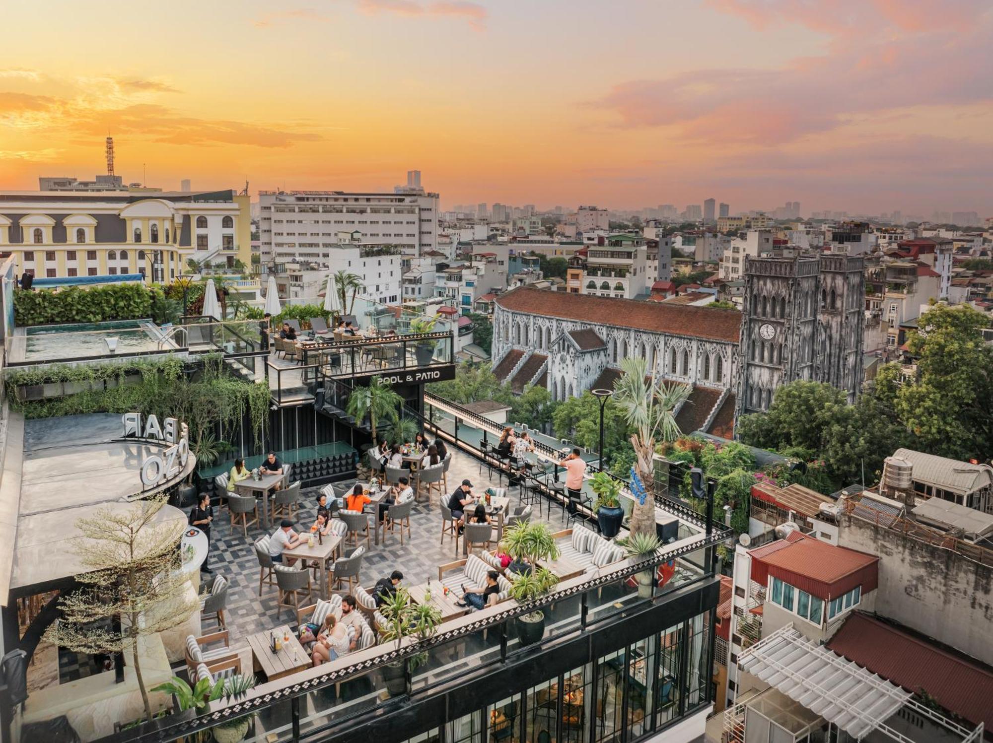 Grand Hotel Du Lac Hanoi Luaran gambar View of the rooftop bar